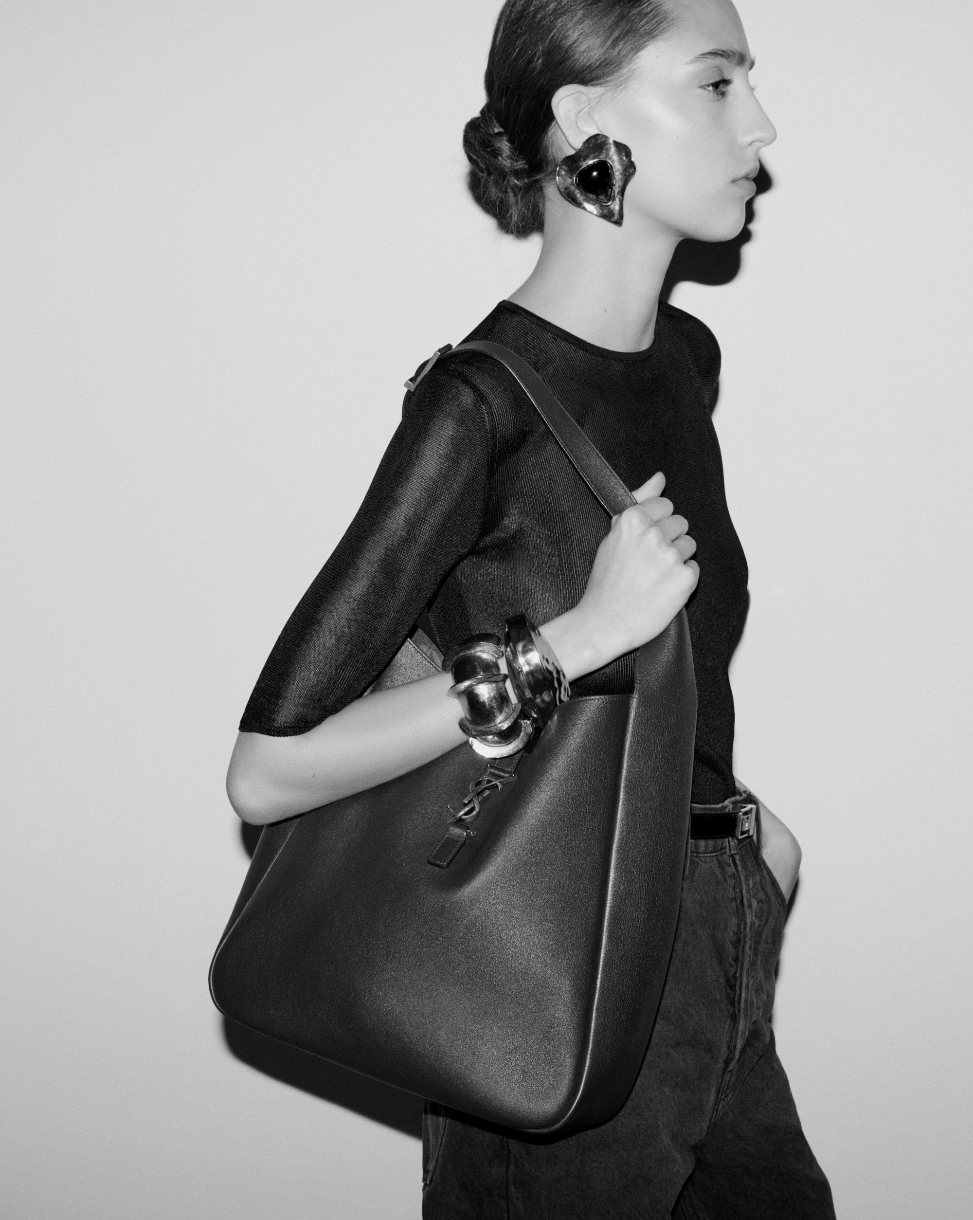 LE 5 À 7 supple large in suede