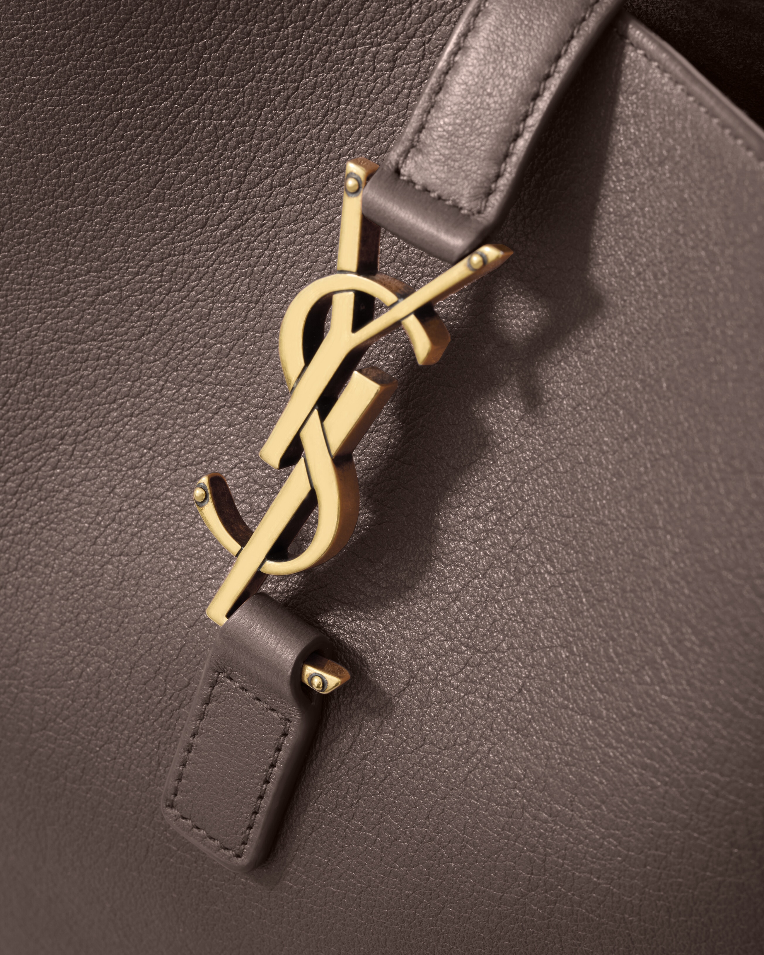 LE 5 À 7 supple large in grained leather