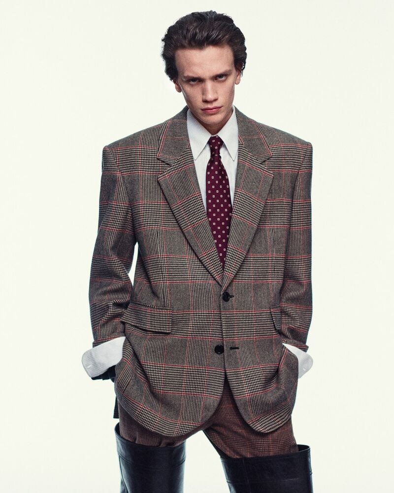 wide tie in square silk twill